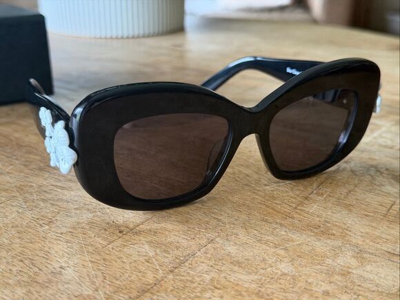 Fashion Oversized Sunglasses with Case – Like New main image 4